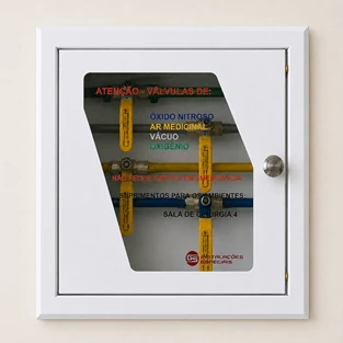 Porta de caixa de seção em alumínio com visor em acrílico transparente e identificação por cores de gases medicinais