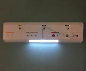 Régua de gases com luminária e tomadas integradas