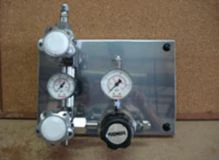 Central de manifold simples em latão cromado sobre chapa de inox