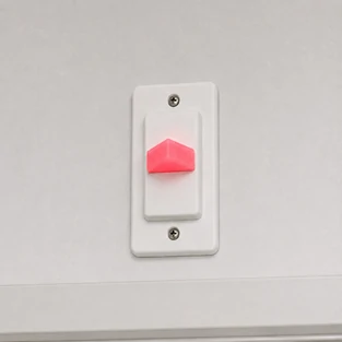 Sinaleiro luminoso de porta para corredor hospitalar modelo Senior com iluminação vermelha e verde de presença